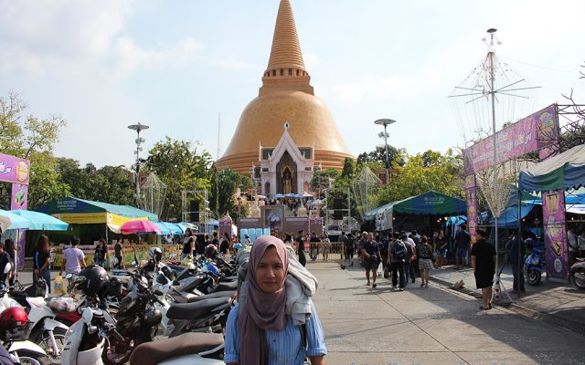 Thailand - Laos: Day 6 - Part 3 - Travel to Nakhon Pathom and See the Largest Stupa in the World