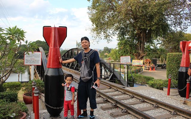 Thailand - Laos Travel: Day 7 - Part 1 - Morning Atmosphere at  Rainbow Guesthouse  &  Death Railway  in Kanchanaburi