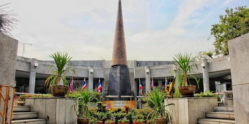 Travel Thailand - Laos: Day 9 - Part 2 -  14 October Memorial  &  Democracy Monument