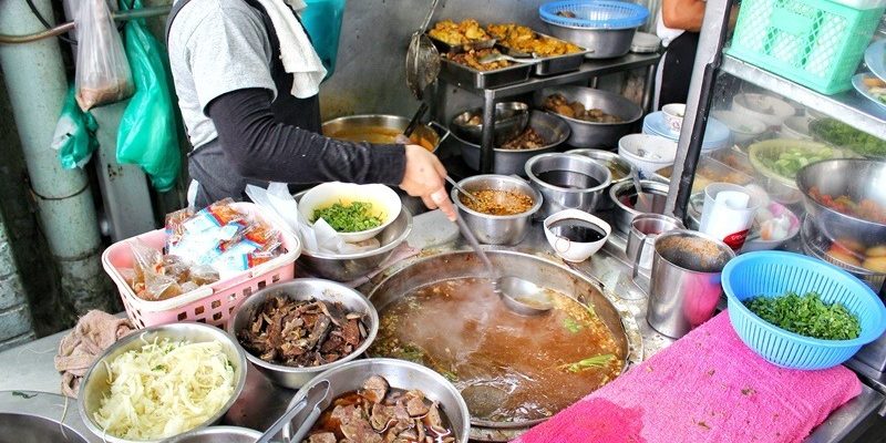 Thailand - Laos: Day 9 - Part 1 - Aesah Rotdee Restaurant &  Wat Bowonniwetwiharn Ratchaworawiharn